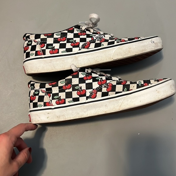 Vans - Picture 5 of 7
